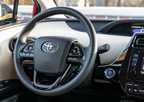 Интерьер автомобиля Тойота Приус 2022