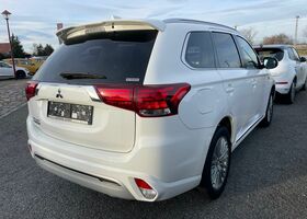 Белый Мицубиси Outlander PHEV, объемом двигателя 2.36 л и пробегом 76 тыс. км за 24552 $, фото 2 на Automoto.ua