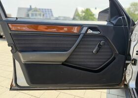 Мерседес 200 1993 в Европе на Automoto.ua Серебряный Мерседес 200, объемом двигателя 2 л и пробегом 287 тыс. км за 4116 $, фото 13 на Automoto.ua