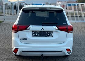 Білий Міцубісі Outlander PHEV, об'ємом двигуна 2.36 л та пробігом 28 тис. км за 28716 $, фото 3 на Automoto.ua