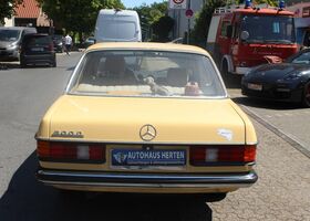 Мерседес 200 1983 в Европе на Automoto.ua Оранжевый Мерседес 200, объемом двигателя 1.97 л и пробегом 160 тыс. км за 8273 $, фото 7 на Automoto.ua