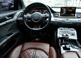Ауди С8, Седан 2011 - н.в. 4,0 TFSI (520) quattro