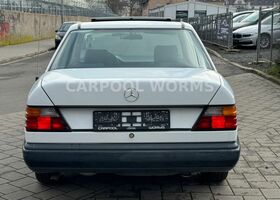 Мерседес 200 1988 в Европе на Automoto.ua Белый Мерседес 200, объемом двигателя 1.98 л и пробегом 196 тыс. км за 8841 $, фото 8 на Automoto.ua