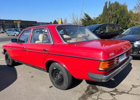 Мерседес 200 1983 в Европе на Automoto.ua Красный Мерседес 200, объемом двигателя 1.98 л и пробегом 222 тыс. км за 7831 $, фото 3 на Automoto.ua