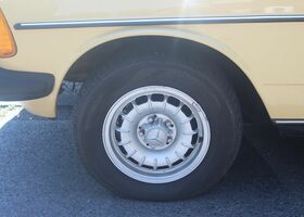 Мерседес 200 1983 в Европе на Automoto.ua Оранжевый Мерседес 200, объемом двигателя 1.97 л и пробегом 160 тыс. км за 8273 $, фото 5 на Automoto.ua