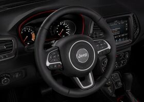 Руль и панель приборов внедорожника Jeep Compass 2021