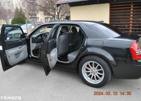 Крайслер 300C, объемом двигателя 5.65 л и пробегом 46 тыс. км за 5983 $, фото 6 на Automoto.ua