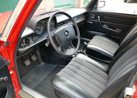 Мерседес 200 1974 в Европе на Automoto.ua Красный Мерседес 200, объемом двигателя 1.98 л и пробегом 110 тыс. км за 22903 $, фото 4 на Automoto.ua