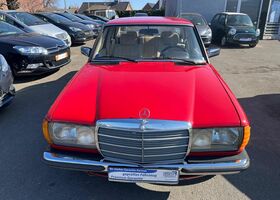 Мерседес 200 1983 в Европе на Automoto.ua Красный Мерседес 200, объемом двигателя 1.98 л и пробегом 222 тыс. км за 7831 $, фото 2 на Automoto.ua