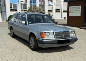 Мерседес 200 1993 в Европе на Automoto.ua Серебряный Мерседес 200, объемом двигателя 2 л и пробегом 287 тыс. км за 4116 $, фото 3 на Automoto.ua