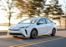 Подобрать комплектацию Toyota Prius 2021 на АвтоМото