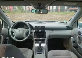 Мерседес Ц-Класс 2004 в Европе на Automoto.ua Серый Мерседес Ц-Класс, объемом двигателя 1 л и пробегом 260 тыс. км за 3229 $, фото 3 на Automoto.ua