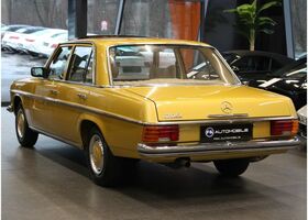 Мерседес 200 1975 у Європі на Automoto.ua Помаранчевий Мерседес 200, об'ємом двигуна 1.97 л та пробігом 111 тис. км за 30495 $, фото 3 на Automoto.ua