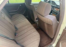 Мерседес 200 1989 в Европе на Automoto.ua Бежевый Мерседес 200, объемом двигателя 2 л и пробегом 294 тыс. км за 3200 $, фото 5 на Automoto.ua