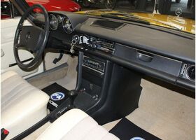 Мерседес 200 1975 у Європі на Automoto.ua Помаранчевий Мерседес 200, об'ємом двигуна 1.97 л та пробігом 111 тис. км за 30495 $, фото 8 на Automoto.ua