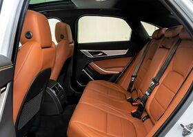 Задний ряд сидений в седане Jaguar XF 2022