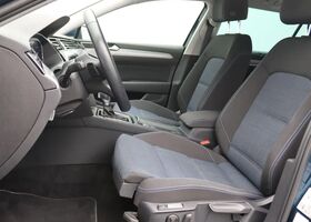 Фольксваген Пассат 2022 у Європі на Automoto.ua Синій Фольксваген Пассат, об'ємом двигуна 1.4 л та пробігом 43 тис. км за 36675 $, фото 4 на Automoto.ua