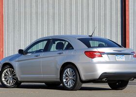Крайслер 200, Седан 2011 - н.в. Sedan 2,4 i (173)