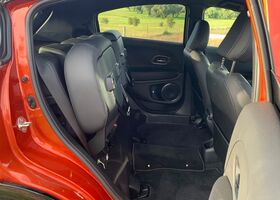 Трансформація сидінь в салоні Honda HR-V 2021