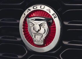 Значок Jaguar на кабріолеті F-Type 2021