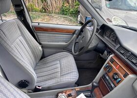 Мерседес 200 1991 в Европе на Automoto.ua Белый Мерседес 200, объемом двигателя 2 л и пробегом 200 тыс. км за 4141 $, фото 3 на Automoto.ua