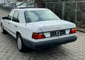 Мерседес 200 1988 в Европе на Automoto.ua Белый Мерседес 200, объемом двигателя 1.98 л и пробегом 196 тыс. км за 8841 $, фото 7 на Automoto.ua