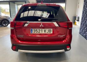 Міцубісі Аутлендер 2018 у Європі на Automoto.ua Червоний Міцубісі Аутлендер, об'ємом двигуна 2 л та пробігом 137 тис. км за 15104 $, фото 5 на Automoto.ua