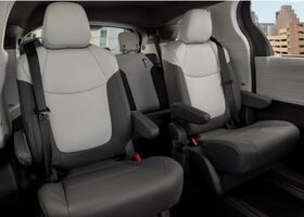 Интерьер салона Toyota Sienna 2021