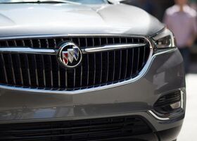 Значок бренду Buick на радіаторній решітці Enclave