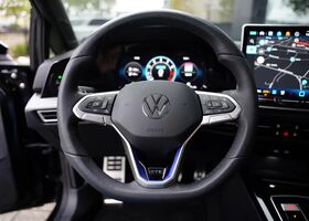 Фольксваген Golf GTE 2025 в Европе на Automoto.ua Черный Фольксваген Golf GTE, объемом двигателя 1.5 л и пробегом 10 тыс. км за 65086 $, фото 7 на Automoto.ua