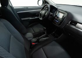 Мицубиси Аутлендер 2015 в Европе на Automoto.ua Белый Мицубиси Аутлендер, объемом двигателя 2.27 л и пробегом 131 тыс. км за 17515 $, фото 5 на Automoto.ua
