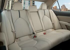 Задні сидіння седану Toyota Camry 2021