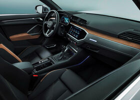 Интерьер салона новой Audi Q3 2022