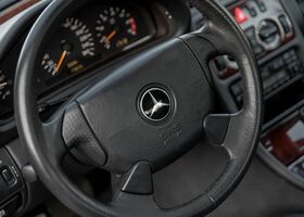 Мерседес ЦЛК-Клас 1997 у Європі на Automoto.ua Сірий Мерседес ЦЛК-Клас, об'ємом двигуна 2.3 л та пробігом 173 тис. км за 15900 $, фото 20 на Automoto.ua