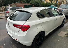 Білий Альфа Ромео Giulietta, об'ємом двигуна 1.37 л та пробігом 105 тис. км за 10862 $, фото 3 на Automoto.ua