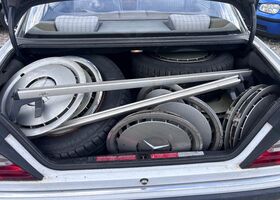 Мерседес 200 1991 в Европе на Automoto.ua Белый Мерседес 200, объемом двигателя 2 л и пробегом 200 тыс. км за 4141 $, фото 5 на Automoto.ua