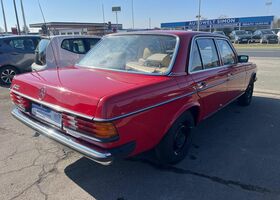 Мерседес 200 1983 в Европе на Automoto.ua Красный Мерседес 200, объемом двигателя 1.98 л и пробегом 222 тыс. км за 7831 $, фото 5 на Automoto.ua