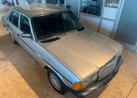 Мерседес 200 1984 в Европе на Automoto.ua Серебряный Мерседес 200, объемом двигателя 2 л и пробегом 138 тыс. км за 16318 $, фото 9 на Automoto.ua