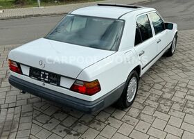 Мерседес 200 1988 в Европе на Automoto.ua Белый Мерседес 200, объемом двигателя 1.98 л и пробегом 196 тыс. км за 8841 $, фото 9 на Automoto.ua