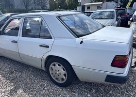 Мерседес 200 1991 в Европе на Automoto.ua Белый Мерседес 200, объемом двигателя 2 л и пробегом 200 тыс. км за 4141 $, фото 10 на Automoto.ua