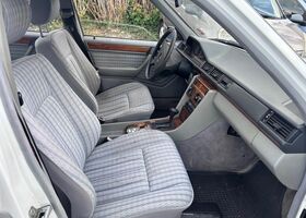 Мерседес 200 1991 в Европе на Automoto.ua Белый Мерседес 200, объемом двигателя 2 л и пробегом 200 тыс. км за 4141 $, фото 6 на Automoto.ua