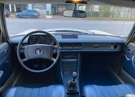 Мерседес 200 1974 в Европе на Automoto.ua Белый Мерседес 200, объемом двигателя 1.99 л и пробегом 145 тыс. км за 6598 $, фото 3 на Automoto.ua