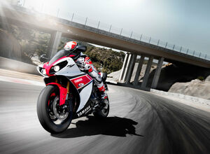 Спортбайк Yamaha YZF-R1 в 2013 году Спортбайк Yamaha YZF-R1 в 2013 году