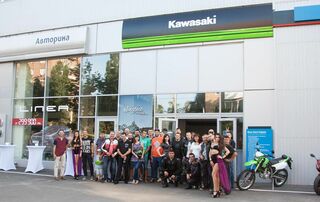 Автосалон Kawasaki Логотип Kawasaki