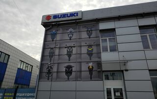 Логотип Suzuki на Подолі