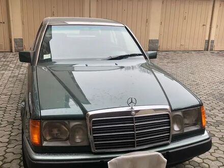 Мерседес E 200 1991 в Европе на Automoto.ua Зеленый Мерседес E 200, объемом двигателя 1.99 л и пробегом 290 тыс. км за 6845 $, фото 1 на Automoto.ua