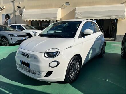 Фиат 500e 2023 в Европе на Automoto.ua Белый Фиат 500e, объемом двигателя 0 л и пробегом 9 тыс. км за 16454 $, фото 1 на Automoto.ua