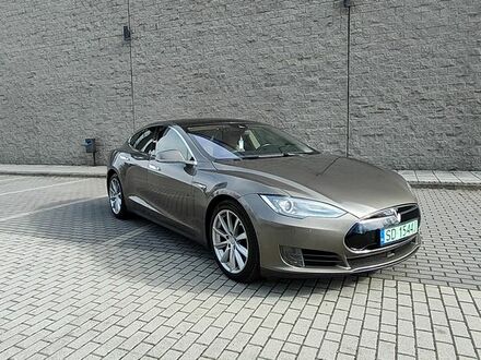 Тесла Модель С 2015 в Европе на Automoto.ua Коричневый Тесла Модель С, объемом двигателя 0 л и пробегом 141 тыс. км за 19734 $, фото 1 на Automoto.ua