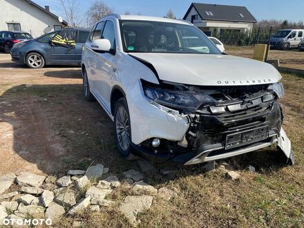 Міцубісі Аутлендер 2021 у Європі на Automoto.ua Білий Міцубісі Аутлендер, об'ємом двигуна 2.36 л та пробігом 42 тис. км за 55900 $, фото 1 на Automoto.ua