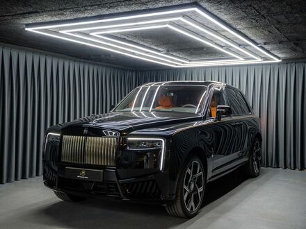 Ролс Ройс Cullinan 2025 в Европе на Automoto.ua Черный Ролс Ройс Cullinan, объемом двигателя 6.75 л и пробегом 50 тыс. км за 739665 $, фото 1 на Automoto.ua